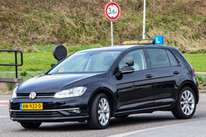 Autorijles van Rijschool Abdel - in een mooie en snelle VW Golf